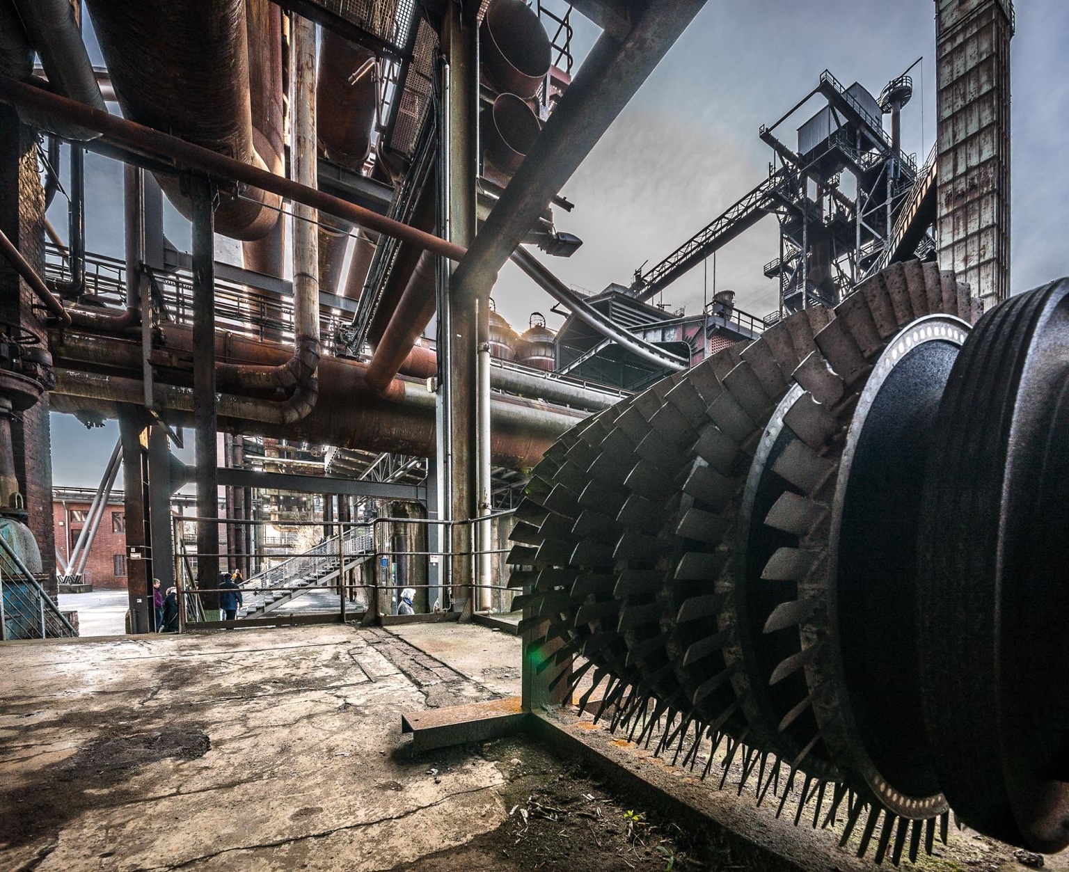 Instalación industrial con maquinaria de gran tamaño